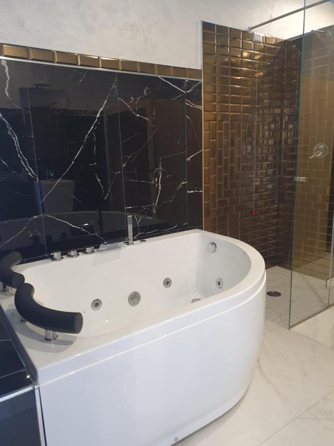 Setteabbracci Suite & Apartments بارونيسي المظهر الخارجي الصورة