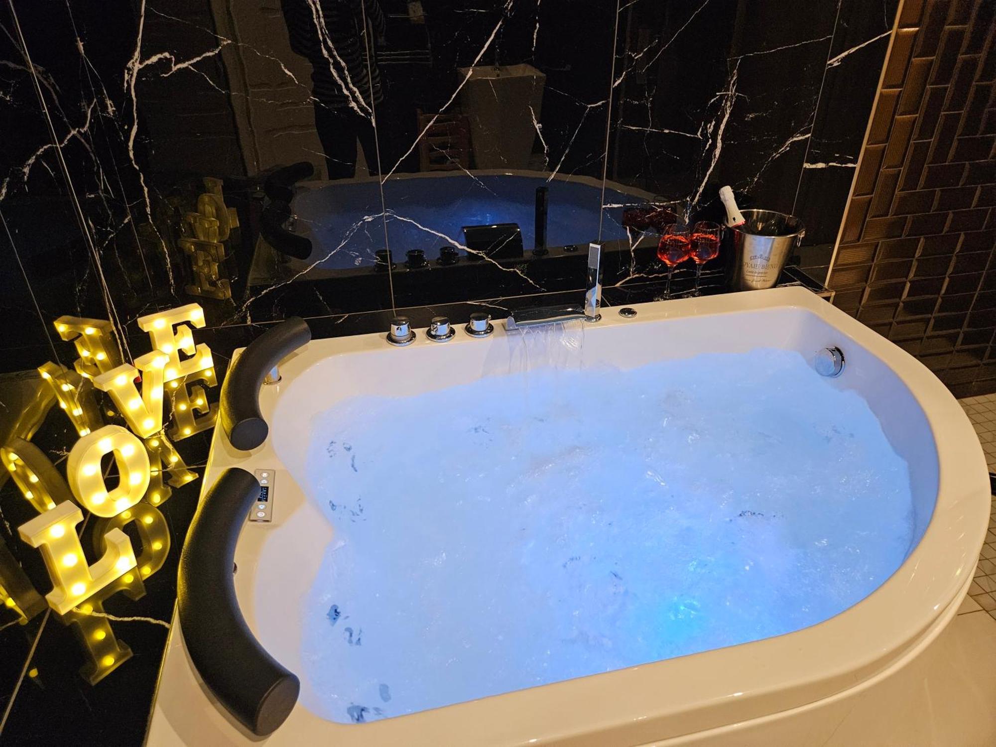 Setteabbracci Suite & Apartments بارونيسي المظهر الخارجي الصورة
